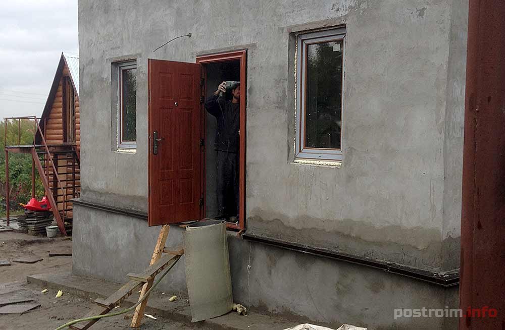 Дом из арболита в Новосибирске, устанавливаем входные двери